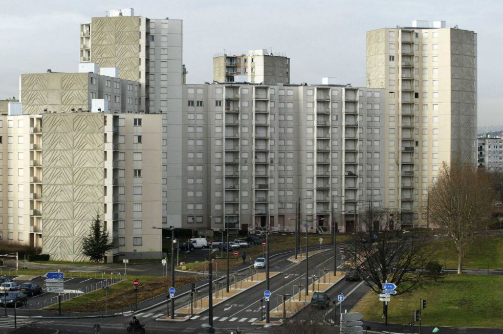 Vaulx-en-Velin (69) : un individu tire en l'air avec une Kalachnikov