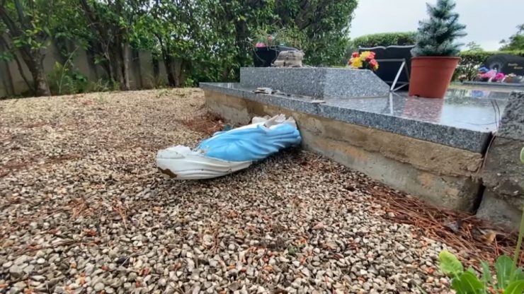 Vitrolles: une vingtaine de tombes profanées dans un cimetière, la mairie dénonce un "acte écœurant"