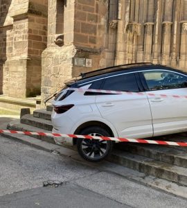 Aveyron : le profil inquiétant de l’individu qui a percuté les marches de la cathédrale de Rodez avec sa voiture