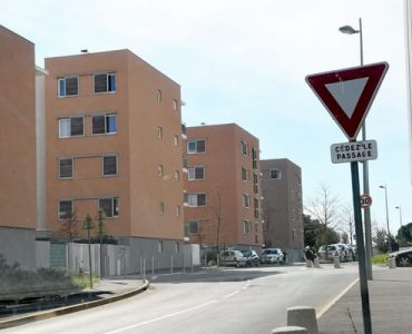Un mort devant un point de deal : il sort armé d'une voiture, ses complices redémarrent en trombe et l'écrasent