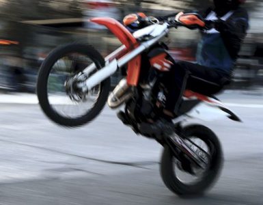 Gaz lacrymogène, jets de projectiles, policier blessé : rodéo urbain tendu à Besançon