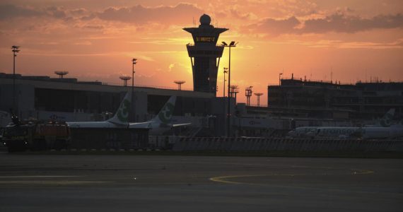 France: «Libérez Moussa», les passagers d'un vol Paris-Bamako empêchent l'expulsion d'un jeune homme
