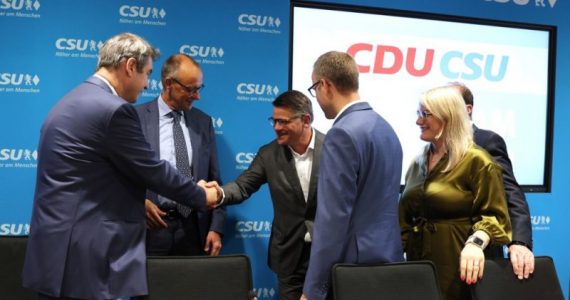 Les conservateurs allemands menacent d’expulser Les Républicains du PPE au Parlement européen en cas d’alliance avec Marine Le Pen