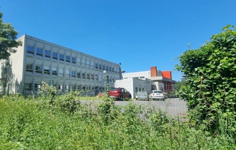 Le collège de Baignes saccagé, des plafonds effondrés, une croix gammée taguée ainsi que des… inscriptions anti-RN