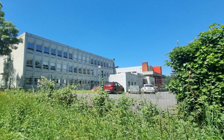 Le collège de Baignes saccagé, des plafonds effondrés, une croix gammée taguée ainsi que des… inscriptions anti-RN