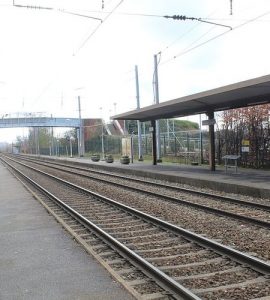 Des jeunes placent une barrière en travers des rails, l’accident évité de justesse grâce à la présence de policiers dans le train