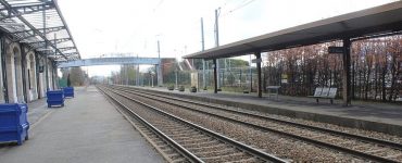 Des jeunes placent une barrière en travers des rails, l’accident évité de justesse grâce à la présence de policiers dans le train