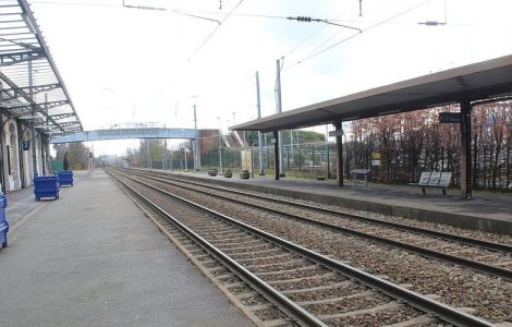 Des jeunes placent une barrière en travers des rails, l’accident évité de justesse grâce à la présence de policiers dans le train