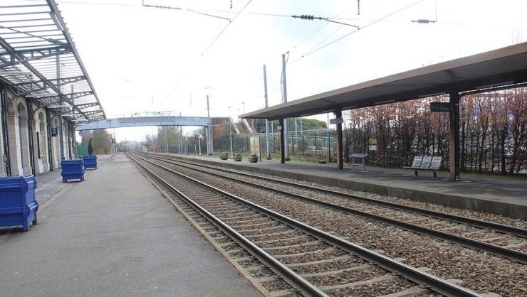 Des jeunes placent une barrière en travers des rails, l’accident évité de justesse grâce à la présence de policiers dans le train