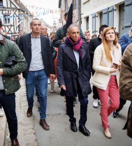 Fontainebleau : un homme tente de forcer le passage pour rencontrer Eric Zemmour, deux policiers blessés
