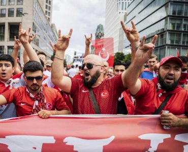 Euro 2024 : la marche des fans turcs stoppée à Berlin pour des gestes controversés