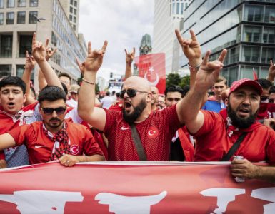Euro 2024 : la marche des fans turcs stoppée à Berlin pour des gestes controversés