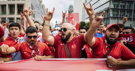 Euro 2024 : la marche des fans turcs stoppée à Berlin pour des gestes controversés