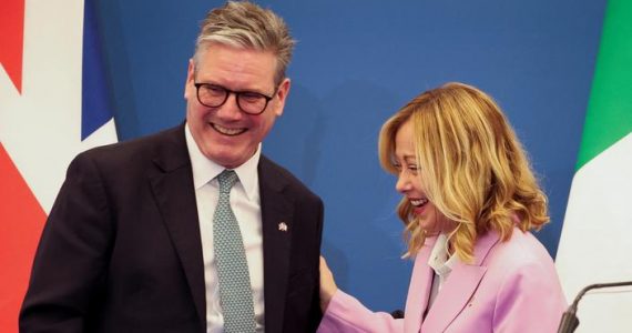 Pour lutter contre l'immigration au Royaume-Uni, Keir Starmer veut s'inspirer de l'Italie de Giorgia Meloni