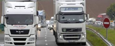 Réveillé par des voleurs près de Nantes, il les enferme dans son camion et attend la police