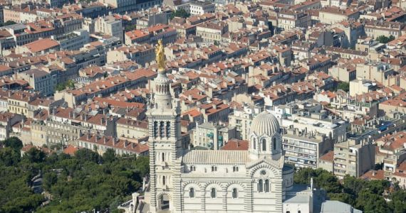 INFO BFM MARSEILLE PROVENCE. Trois hommes s'introduisent à Notre-Dame-de-la-Garde et volent l'argent des offrandes