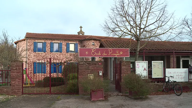 "Des croix, un Christ et une statue de la Vierge" deux anciens profs partent en croisade contre les signes religieux dans les écoles publiques