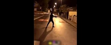 VIDÉO. "Le couple est traumatisé", un homme se filme tirant des rafales d'arme automatique sur une maison, les occupants et leur bébé de 9 mois sont indemnes