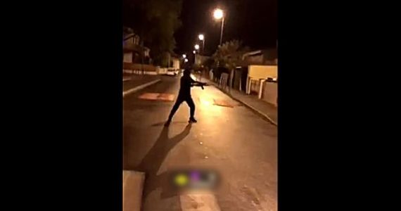 VIDÉO. "Le couple est traumatisé", un homme se filme tirant des rafales d'arme automatique sur une maison, les occupants et leur bébé de 9 mois sont indemnes