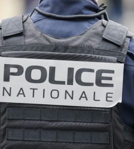 Un homme interpellé après avoir blessé deux policiers, 200 personnes ont dû être dispersées
