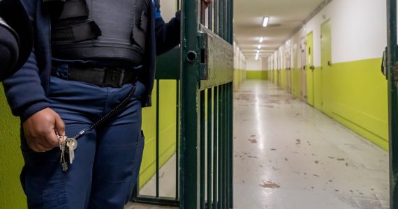 Paris : un détenu s'évade lors d'une sortie au musée, l'homme est toujours en cavale