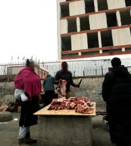 De la viande découpée et vendue sur le trottoir : à Vitry, la boucherie clandestine fait le plein de clients