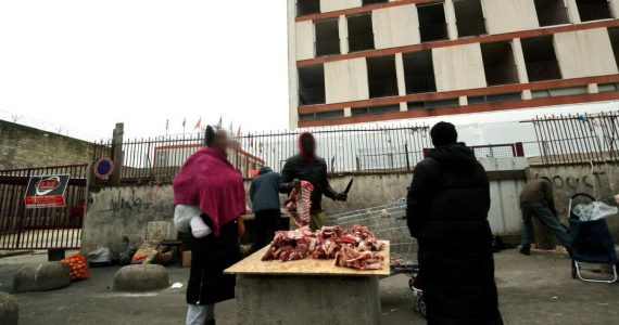 De la viande découpée et vendue sur le trottoir : à Vitry, la boucherie clandestine fait le plein de clients