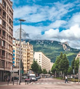 À Grenoble, l’ultragauche terrorise : « les actes commis sont graves », alerte le procureur