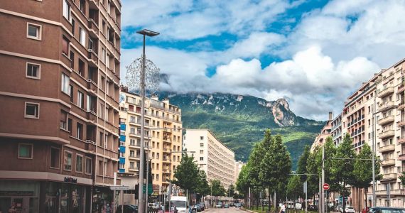 À Grenoble, l’ultragauche terrorise : « les actes commis sont graves », alerte le procureur