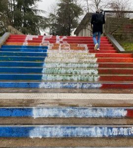 "C'est vraiment choquant !" L'escalier de l'université de Rennes 2, aux couleurs LGBTQ, recouvert en bleu, blanc, rouge