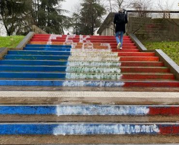 "C'est vraiment choquant !" L'escalier de l'université de Rennes 2, aux couleurs LGBTQ, recouvert en bleu, blanc, rouge