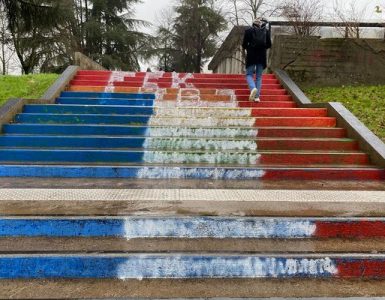 "C'est vraiment choquant !" L'escalier de l'université de Rennes 2, aux couleurs LGBTQ, recouvert en bleu, blanc, rouge