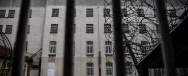 Fresnes : un agent pénitentiaire violemment frappé après avoir demandé à un détenu de ne pas prier lors d'une promenade