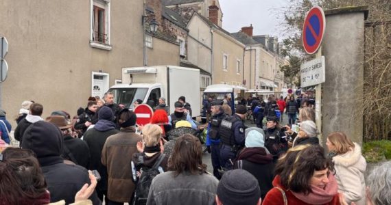Une manifestation contre un stand de charcuterie perturbe un petit marché d’Anjou