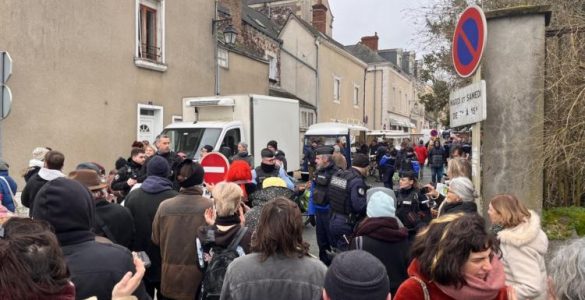 Une manifestation contre un stand de charcuterie perturbe un petit marché d’Anjou