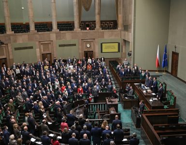 Polish MPs pass bill to suspend right to asylum
