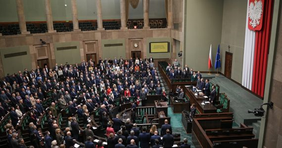 Polish MPs pass bill to suspend right to asylum