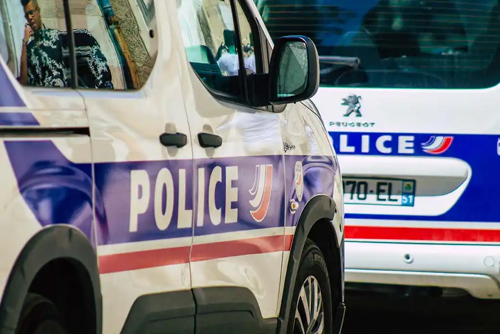 Bobigny : Un adolescent de 15 ans entre la vie et la mort après une violente agression devant son collège