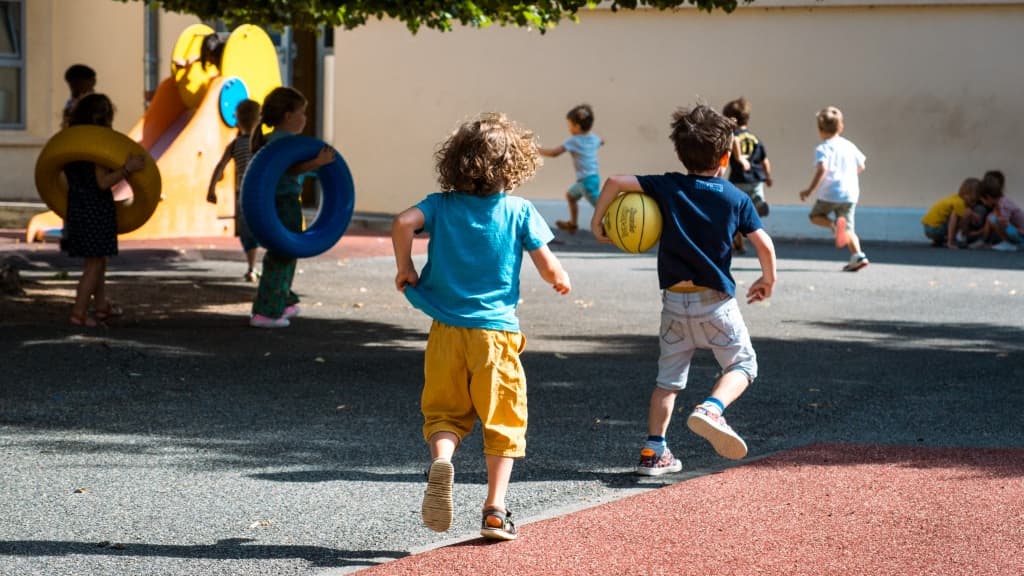 Enfants dans une cour d'école en France, photographie d'archives