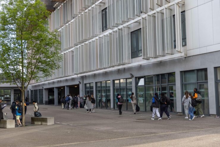 France : plus d’un prénom féminin sur deux se termine en « a » ou en « ah ». En Île-de-France, des prénoms comme Alya, Anna, Sofia, Mariam ou Nour sont aux premières places, quarante ans plus tôt, dominaient encore Aurélie et Émilie