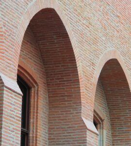 Arcades en briques du palais de justice de Toulouse — photo d’illustration prise en 2011.