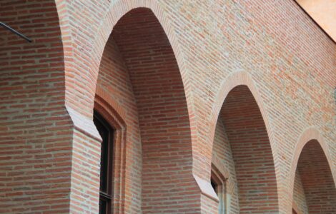 Arcades en briques du palais de justice de Toulouse — photo d’illustration prise en 2011.