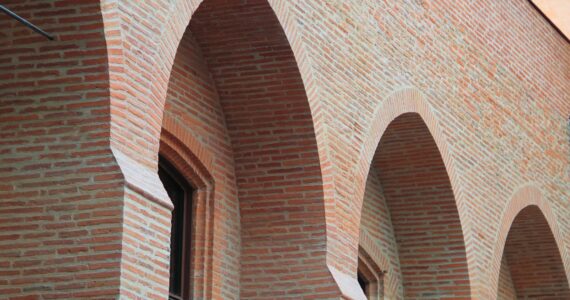 Arcades en briques du palais de justice de Toulouse — photo d’illustration prise en 2011.