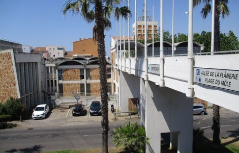 Passerelle de la Flânerie au Cap d’Agde, photographie d’illustration.
