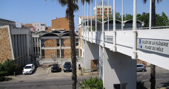 Passerelle de la Flânerie au Cap d’Agde, photographie d’illustration.