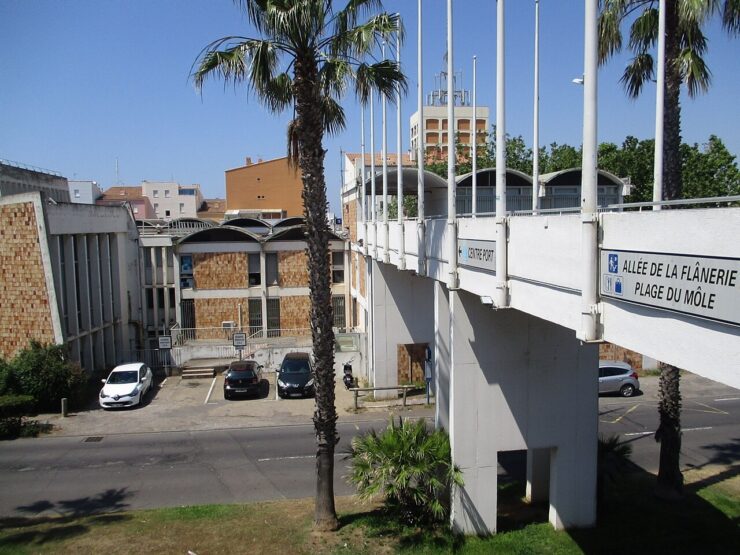 Passerelle de la Flânerie au Cap d’Agde, photographie d’illustration.