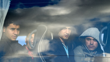 Des demandeurs d’asile à bord d’un véhicule lors d’un transfert