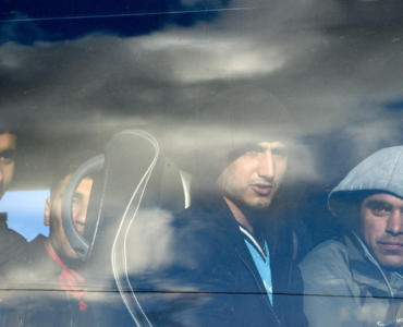 Des demandeurs d’asile à bord d’un véhicule lors d’un transfert