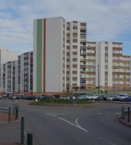 L’allée de Bellefontaine, près du rond-point du commissariat, à Toulouse.