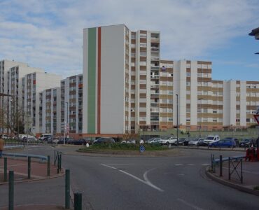 L’allée de Bellefontaine, près du rond-point du commissariat, à Toulouse.